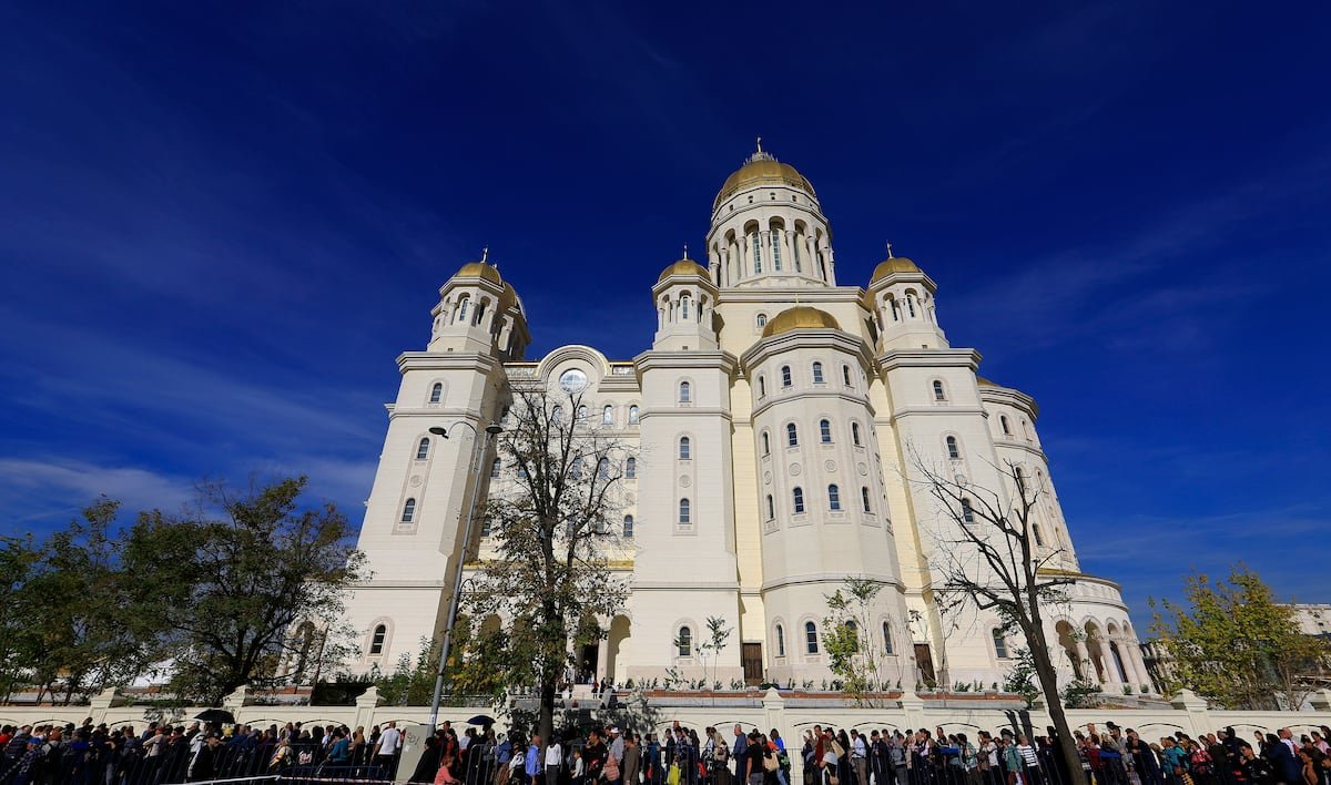 Un himno fascista en la mayor catedral ortodoxa del mundo: el pasado siempre acecha en Rumania | Internacional