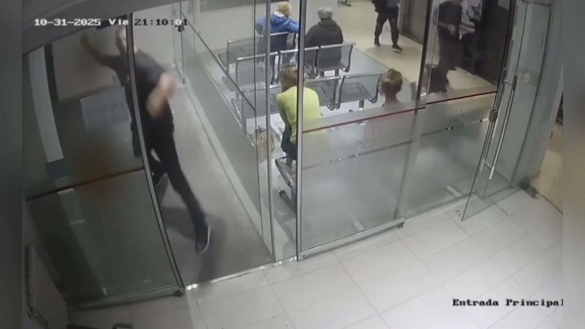 Un hombre destruyó el hall de una clínica en La Plata tras retirar a su madre sin el alta médica