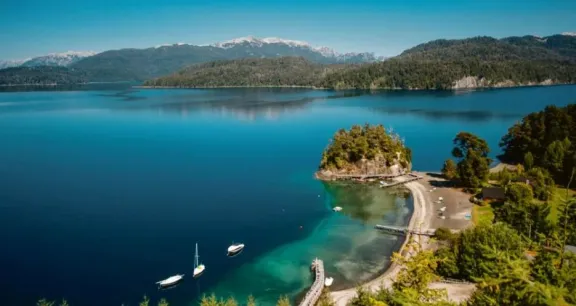 Un joven se arrojó a un lago para que no lo linchen