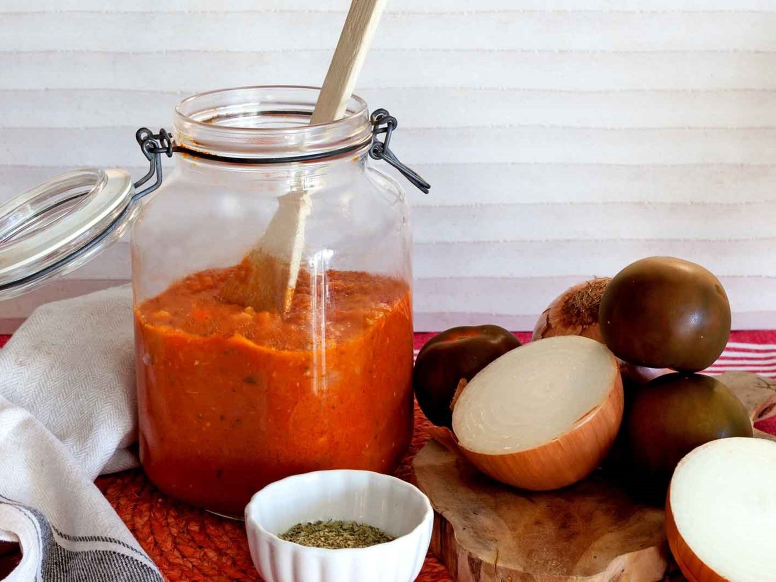 Un padre y su hija internados en grave estado por botulismo en Mendoza tras consumir una salsa de tomate casera