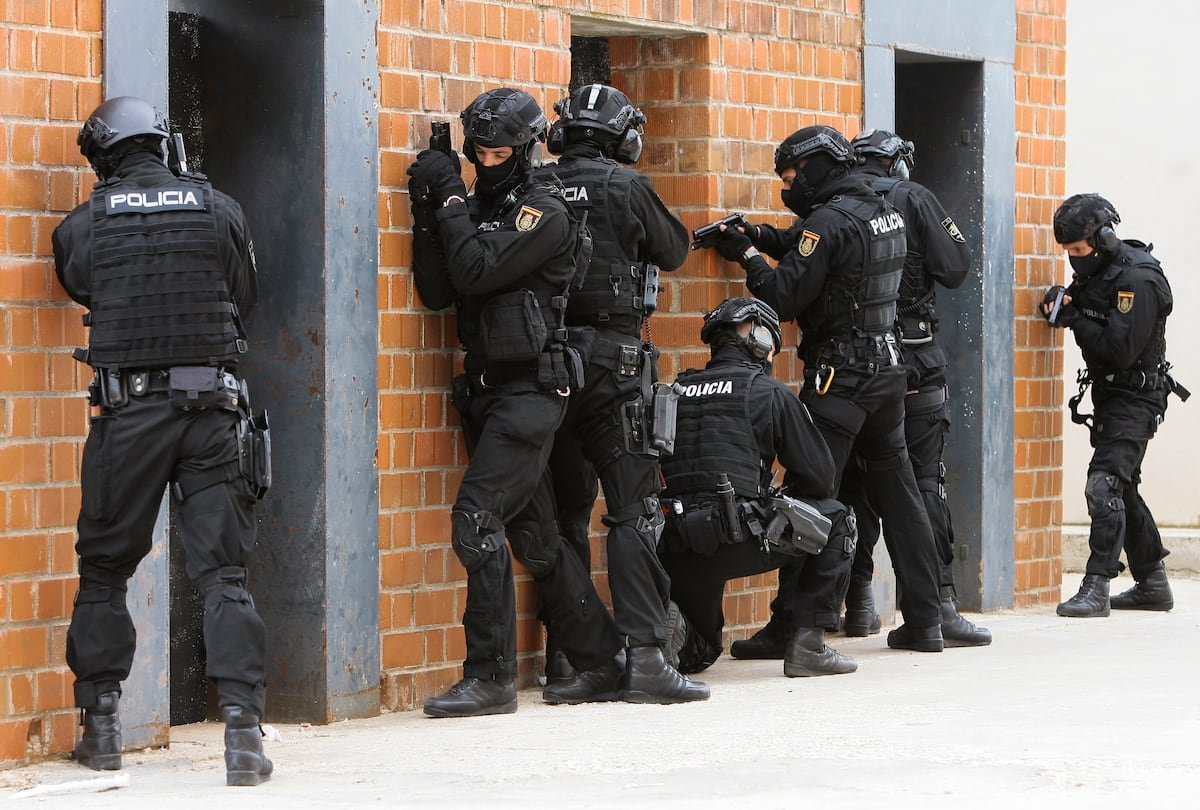 Un presunto narco abatido y dos heridos al enfrentarse a tiros a los ‘geos’ que iban a detenerlos | España