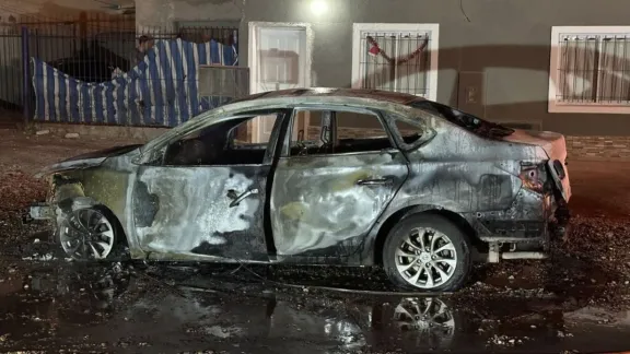 Un remis se incendió en Rawson: la conductora casi queda atrapada dentro del vehículo