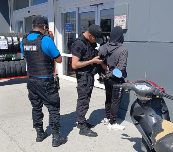Un repartidor de Pedido Ya fue detenido luego de golpear a otro repartidor y destrozarle la moto