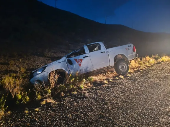 Una camioneta de empresa volcó en la Ruta 26: el conductor fue trasladado