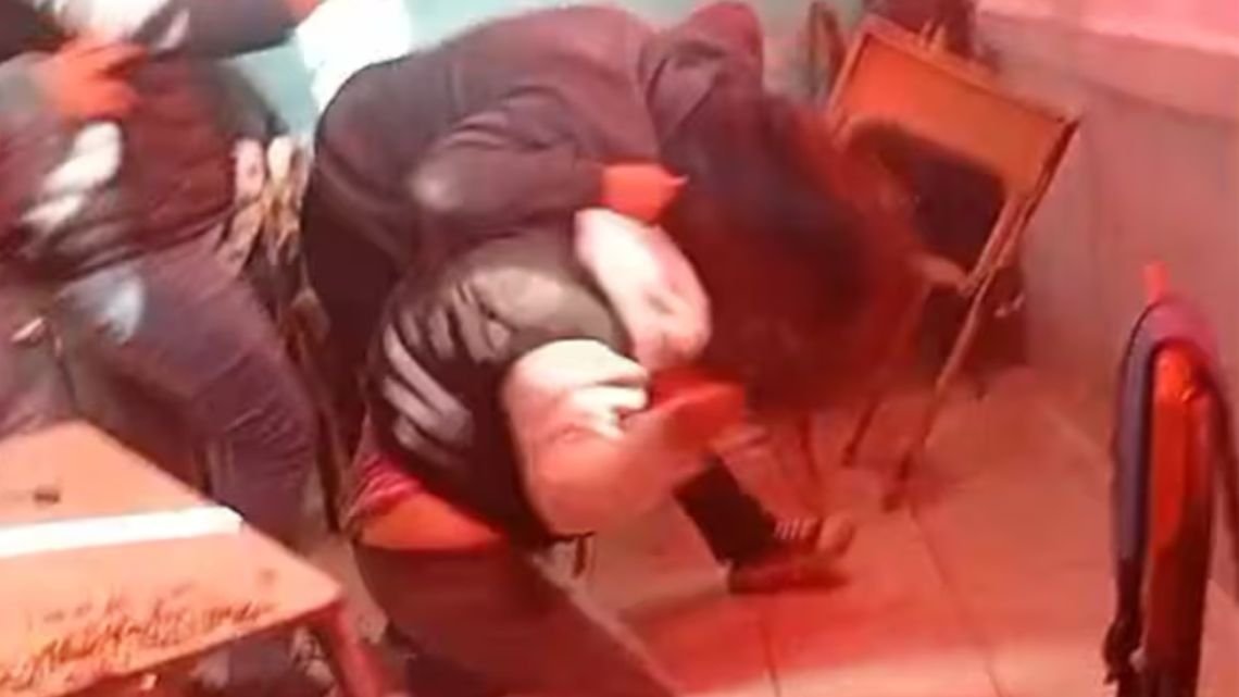 Una mujer atacó a una menor de 14 años a cadenazos en una escuela de Junín