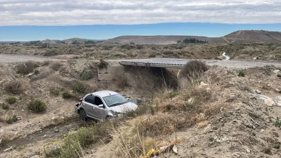 Volcó al intentar esquivar un pozo en barrio Malvinas Argentinas