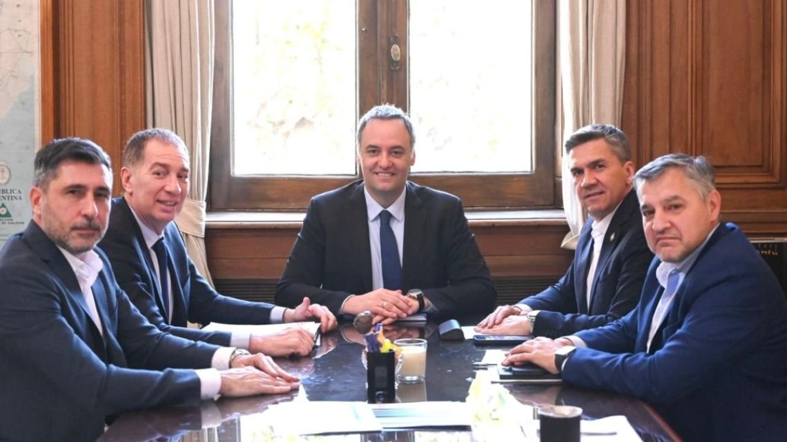 Zdero se reunió con Adorni y Santilli en Casa Rosada y buscó respaldo para su plan fiscal y productivo