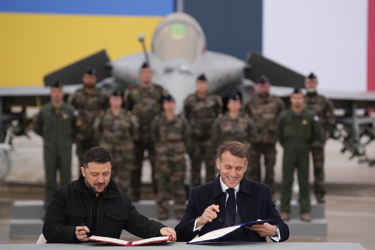 Zelenski y Macron firman un acuerdo “histórico” para armar a Kiev tras la guerra | Internacional