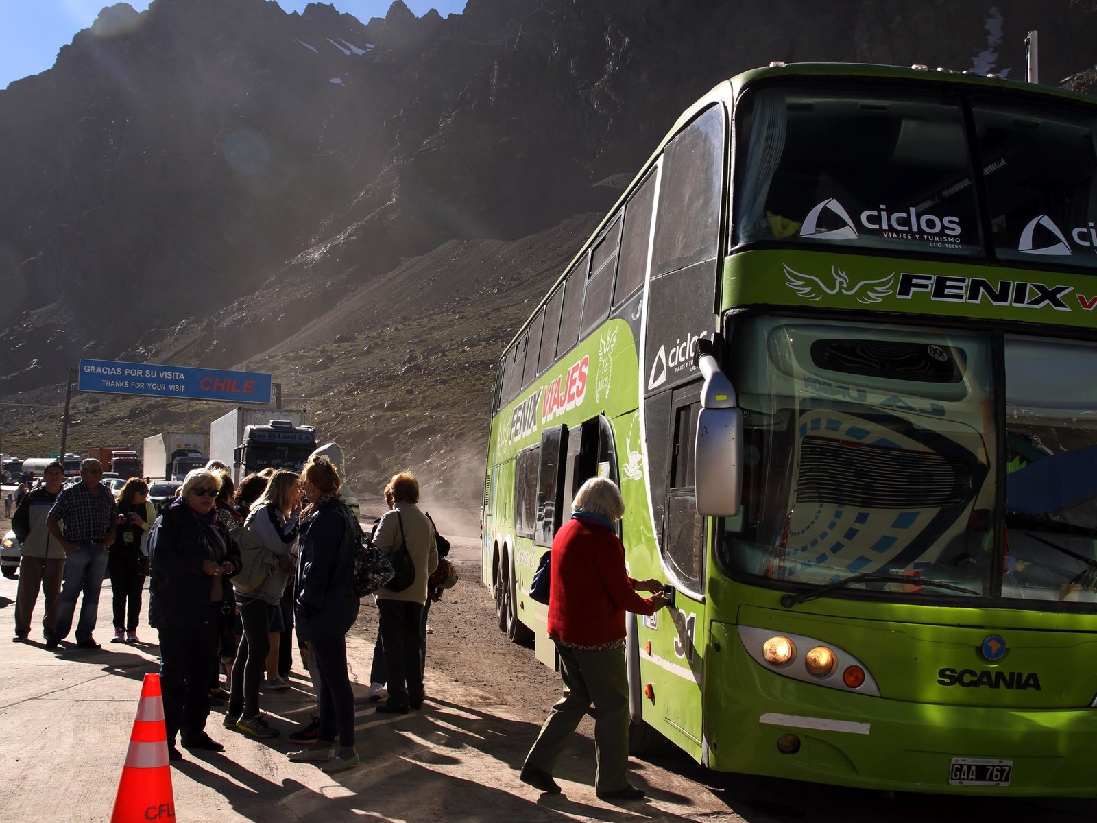asaltaron a un tour de compras argentino en Chile, les robaron hasta los documentos y ahora están varados