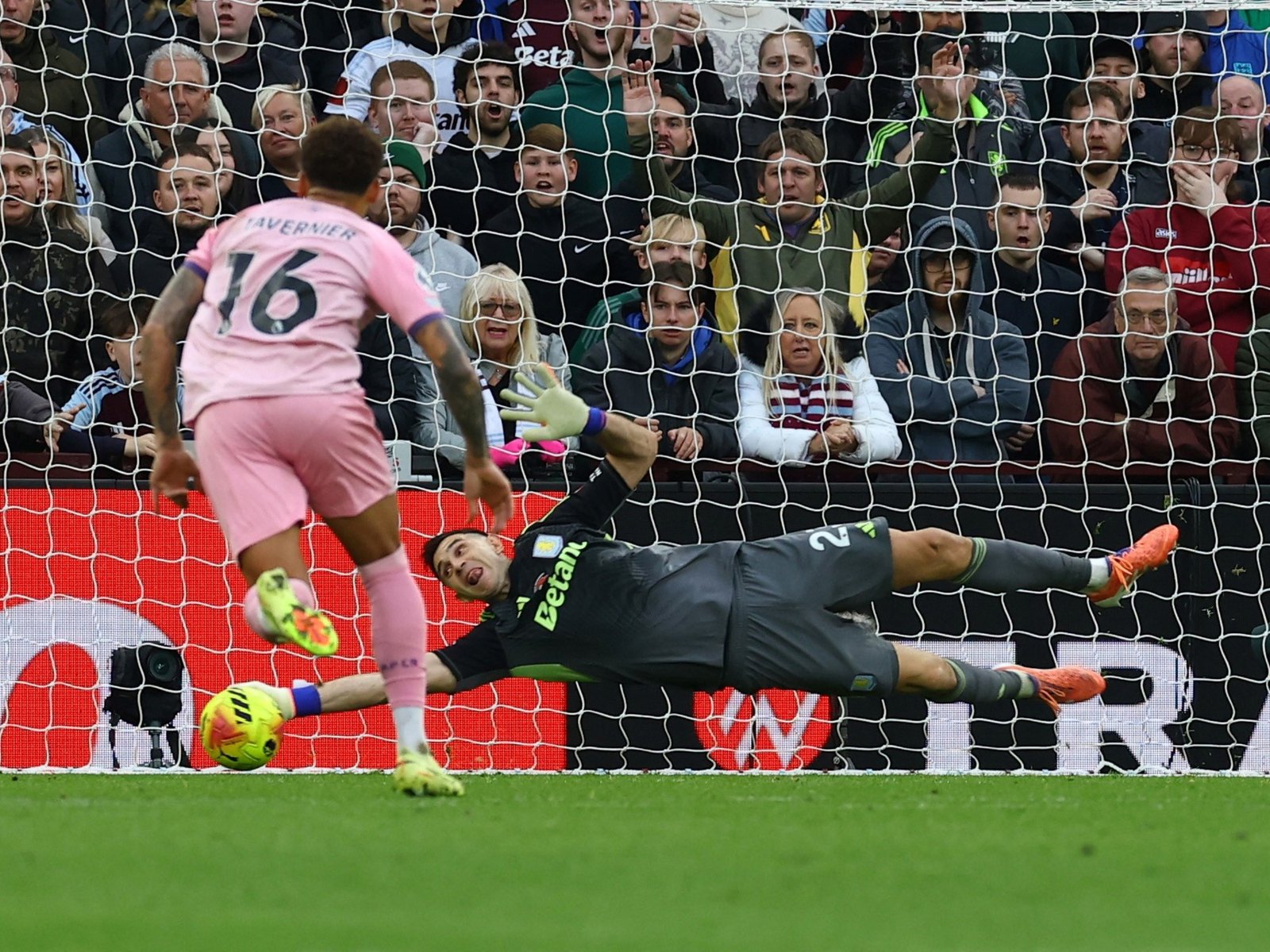 atajó un penal y sacó una pelota imposible para el triunfo del Aston Villa, donde Buendía marcó un golazo