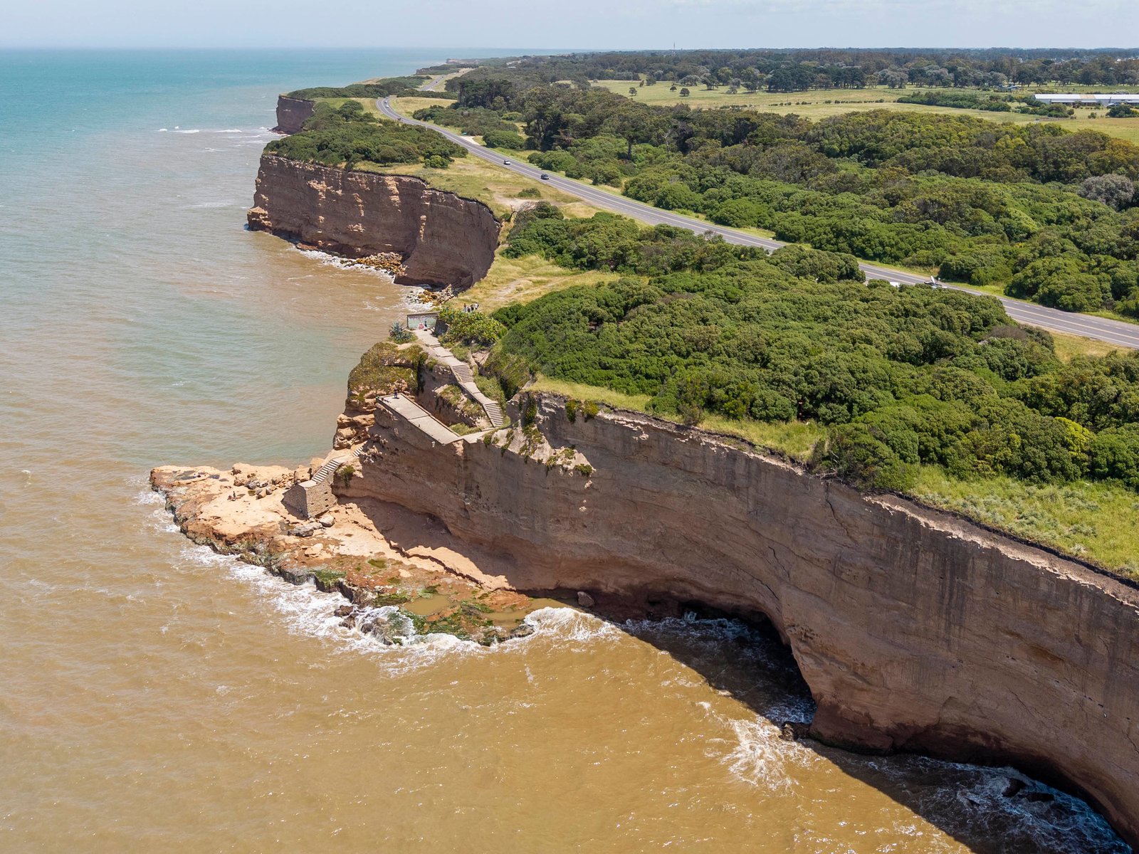 cómo es la escalera en la que murió una periodista en Mar del Plata y quién debe controlar el lugar