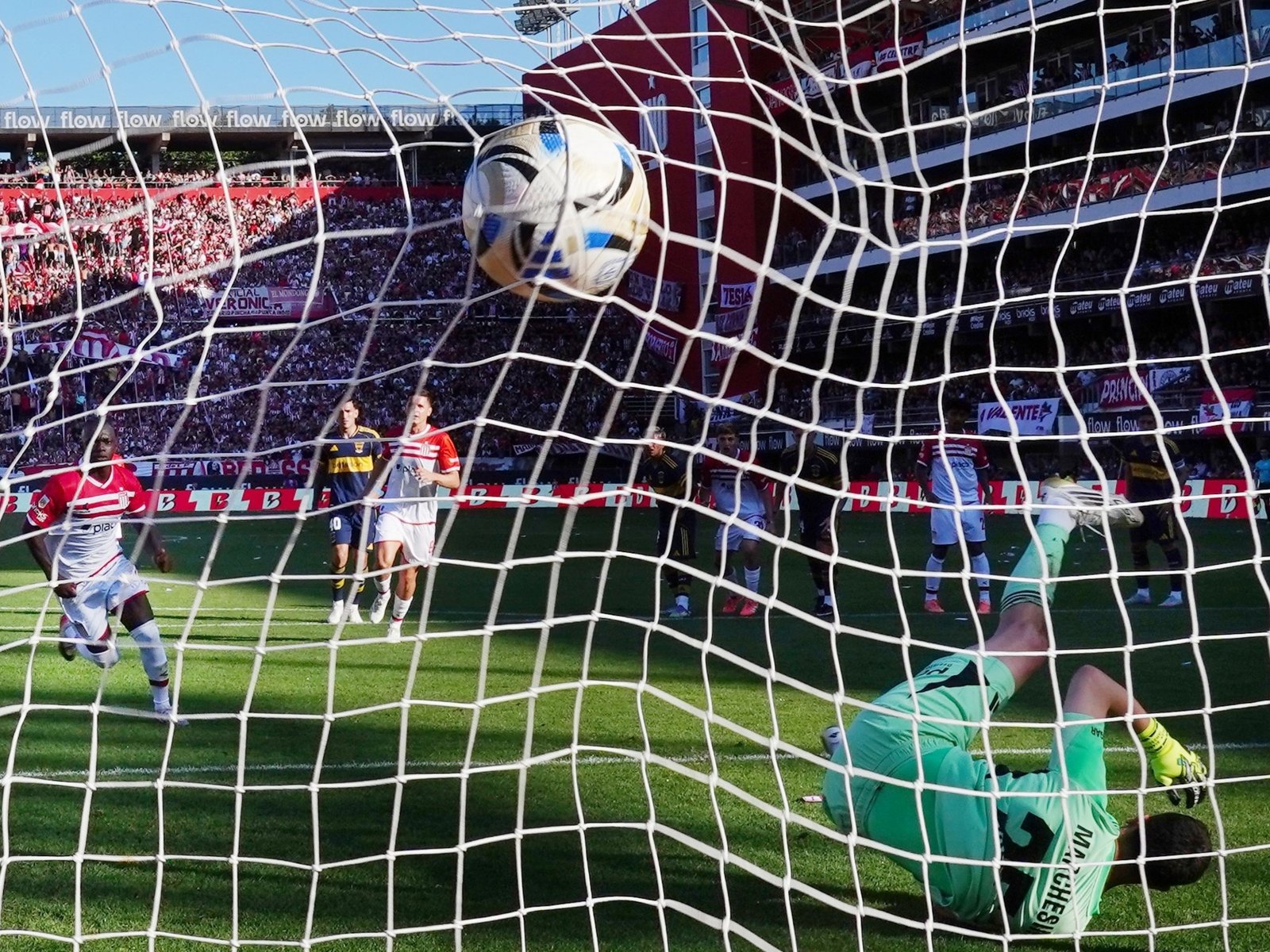 dejó en ridículo a Barinaga con «la elástica» y le picó la pelota a Marchesín en el penal