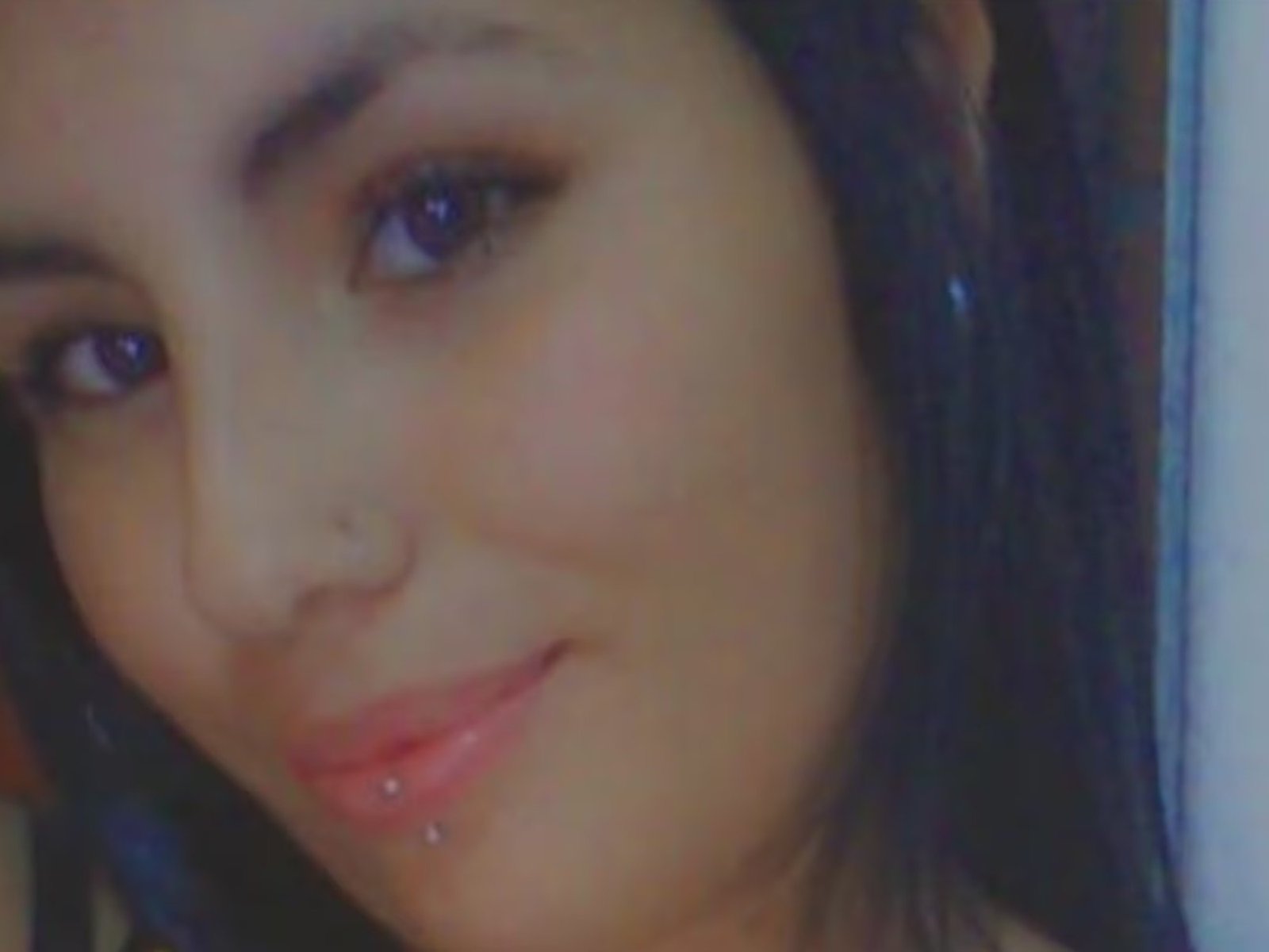 dicen que sufrió una convulsión, pero su familia denuncia que la mataron