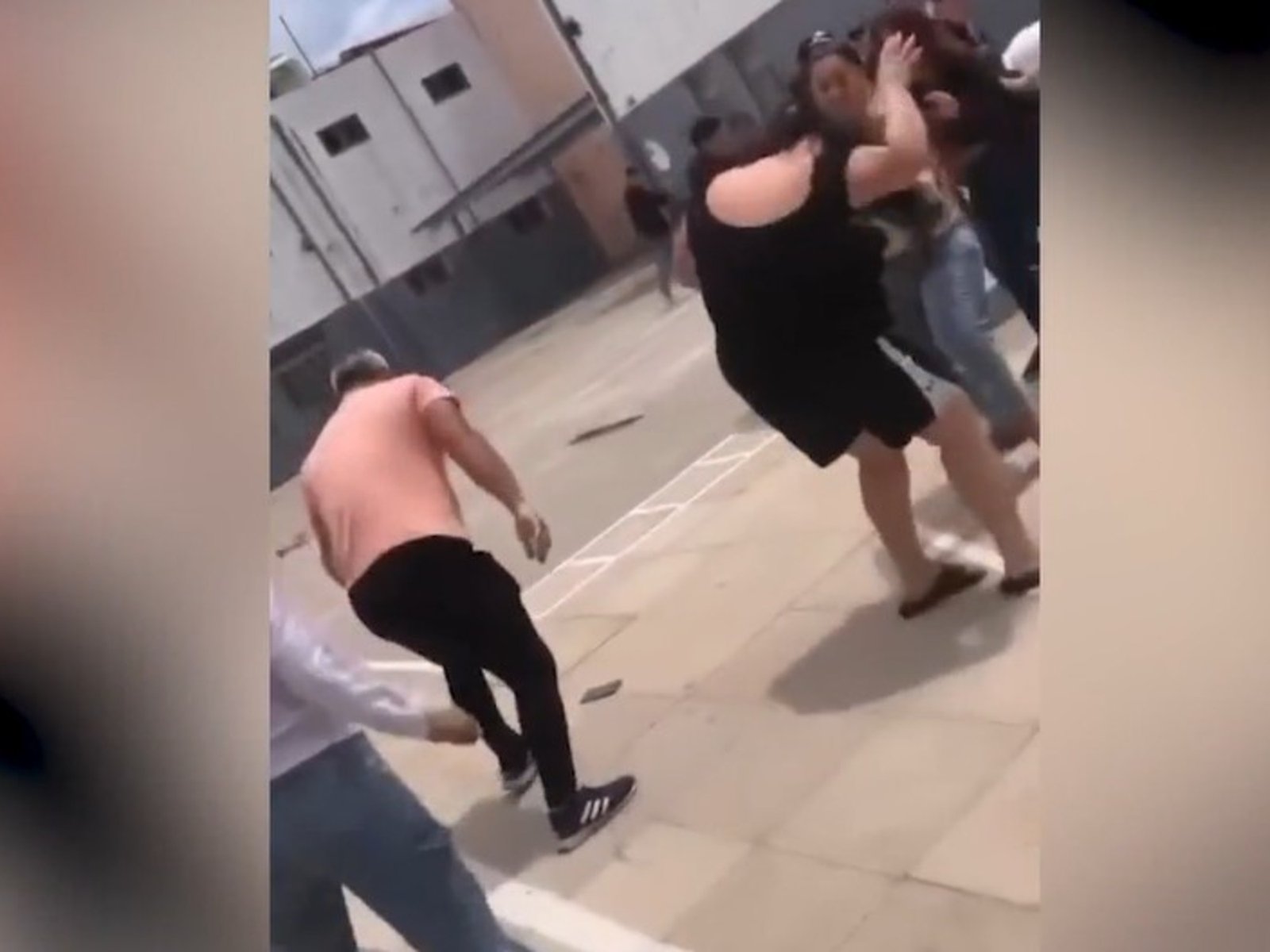 dos madres a los golpes en el patio de un colegio de José C. Paz