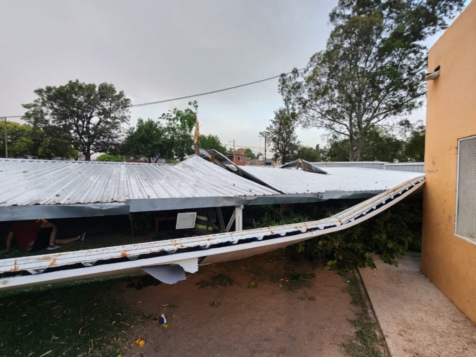 dos nenas resultaron heridas por el derrumbe del techo de un polideportivo