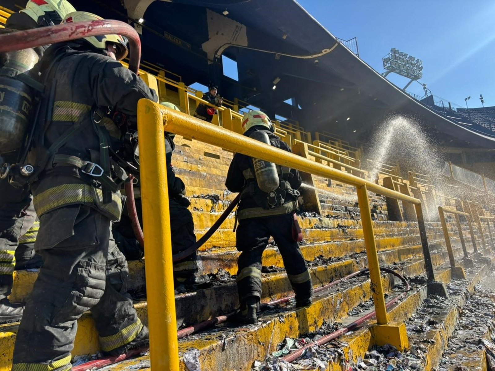 el motivo del fuego en una de las populares de la cancha de Boca
