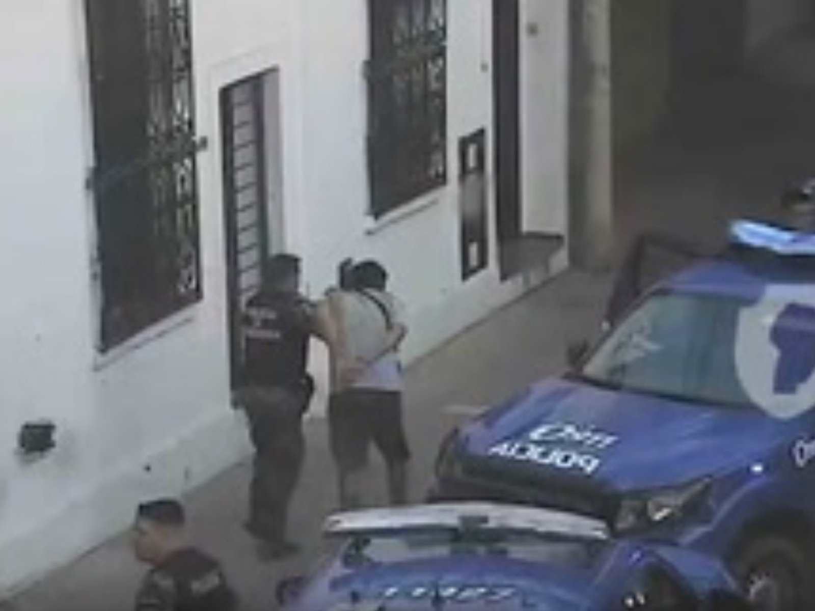 ella lo dejó encerrado y llamó a la Policía