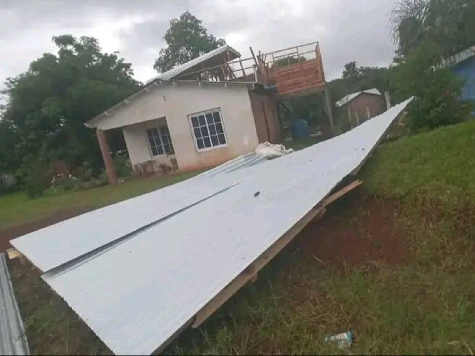 hay autos volcados, techos destrozados y caída de árboles por el doble ciclón tropical llegado de Brasil
