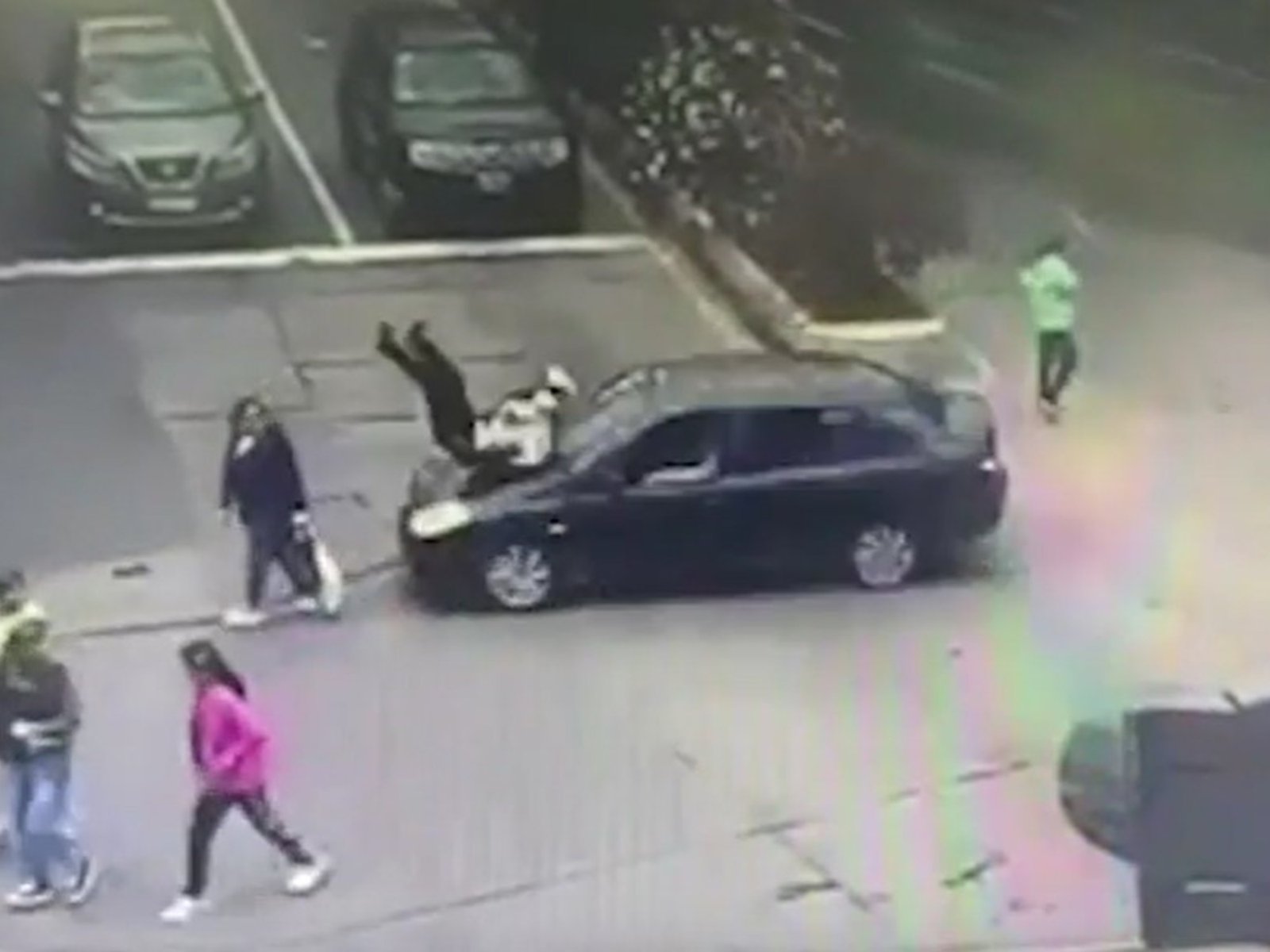 iba manejando en ojotas y se le trabó el acelerador