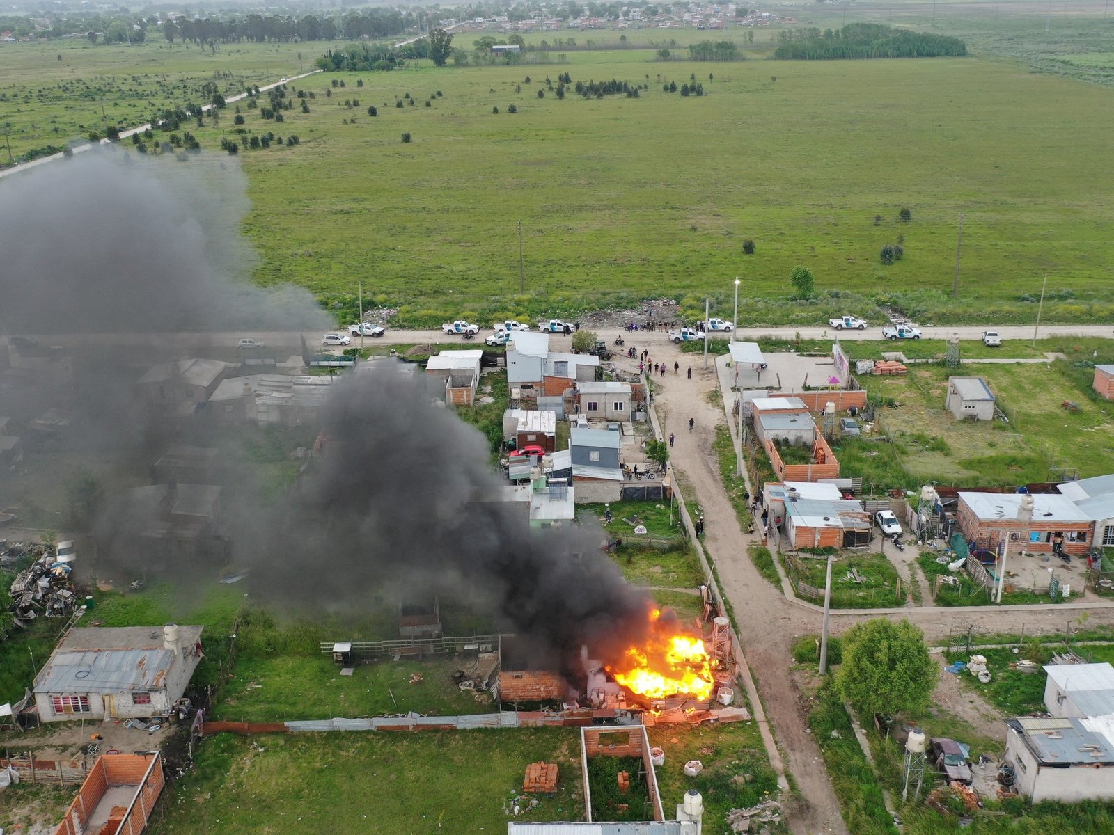 incendiaron la casa de un alumno acusado de manosear a dos nenas y hay paro docente contra la violencia escolar