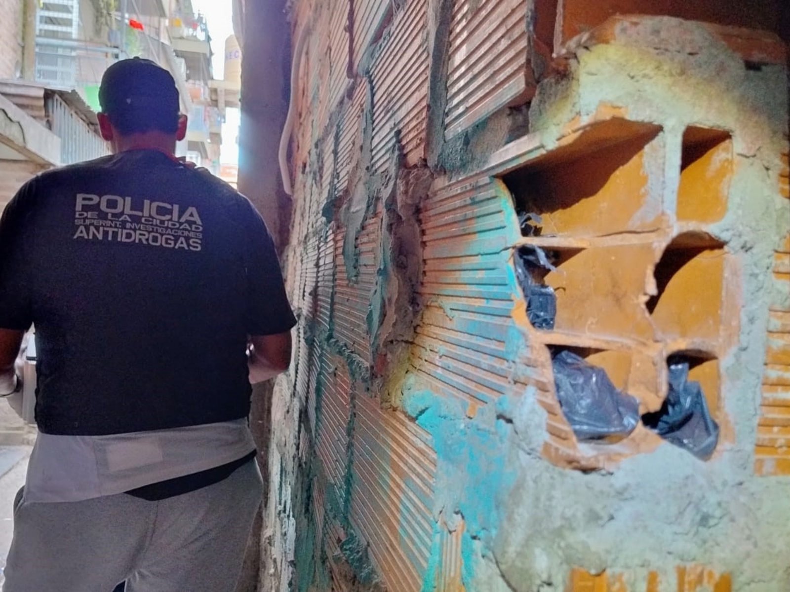 ingresaron a la 1-11-14 haciéndose pasar por fleteros y atraparon al líder del clan Villalba que tenía droga hasta en la pared