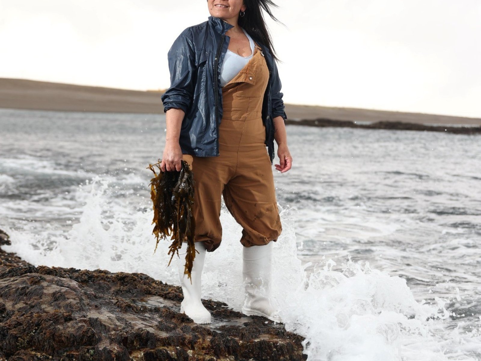 le da pelea a una especie invasora de la manera más original