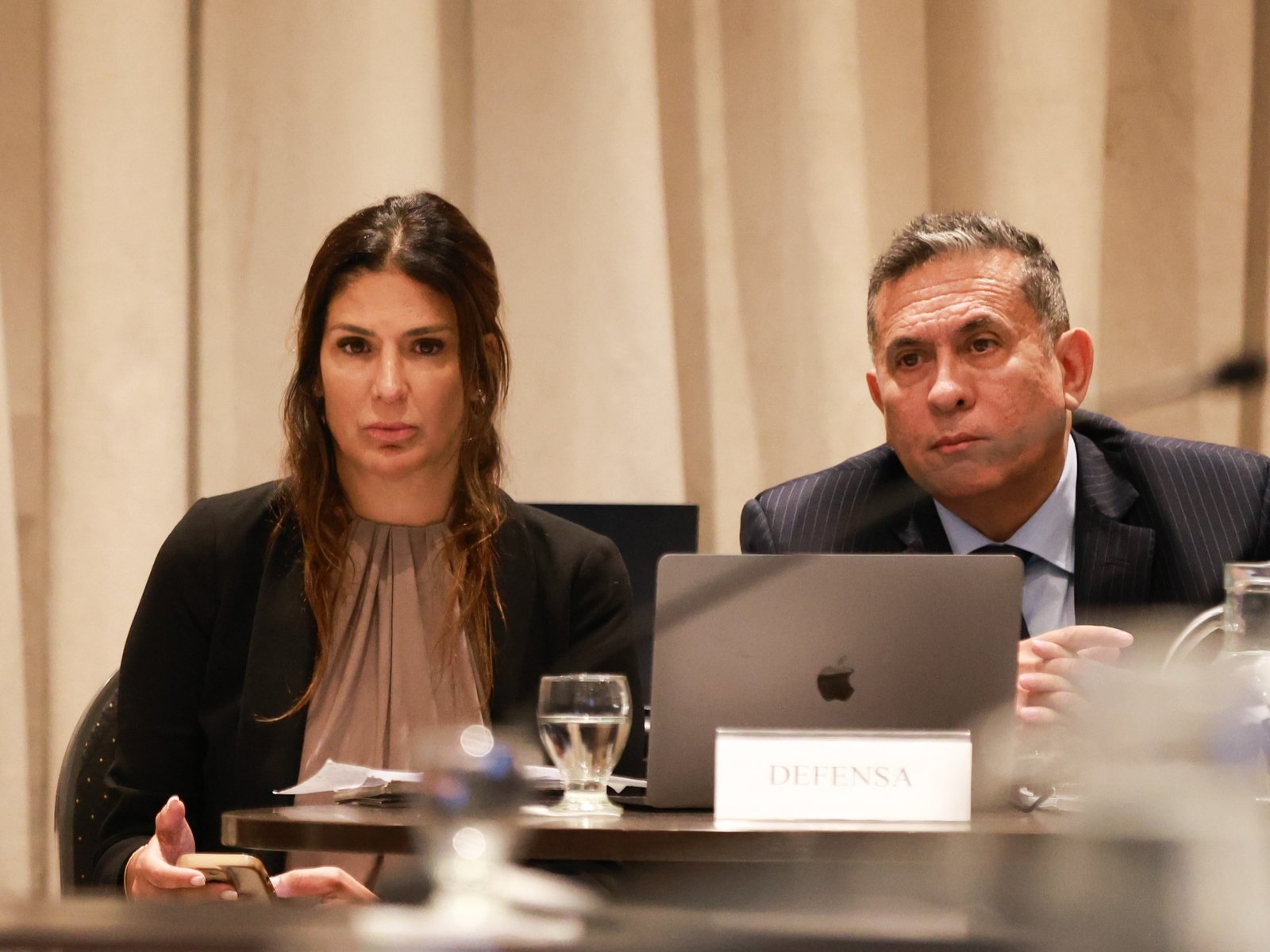 llegada tarde y sin emitir palabra