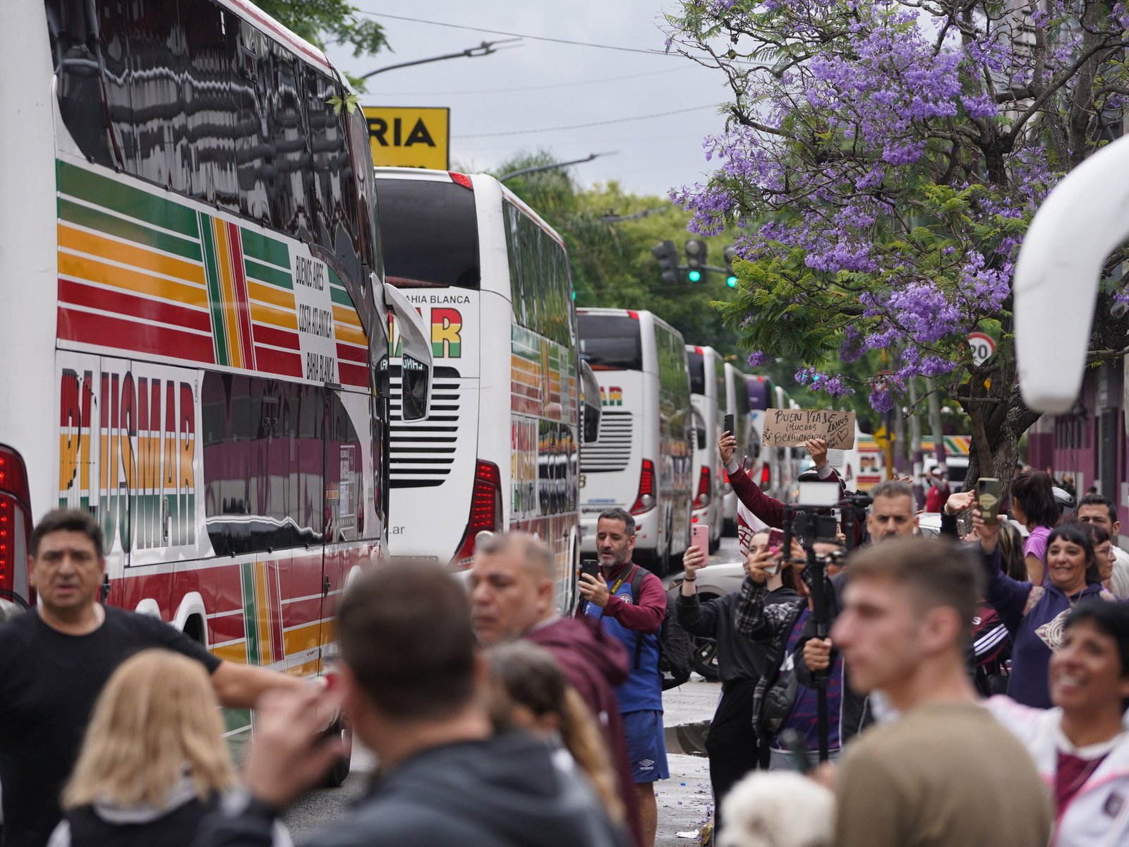 más de 15 mil hinchas viajan a Paraguay en 60 micros, 19 aviones y una caravana de autos