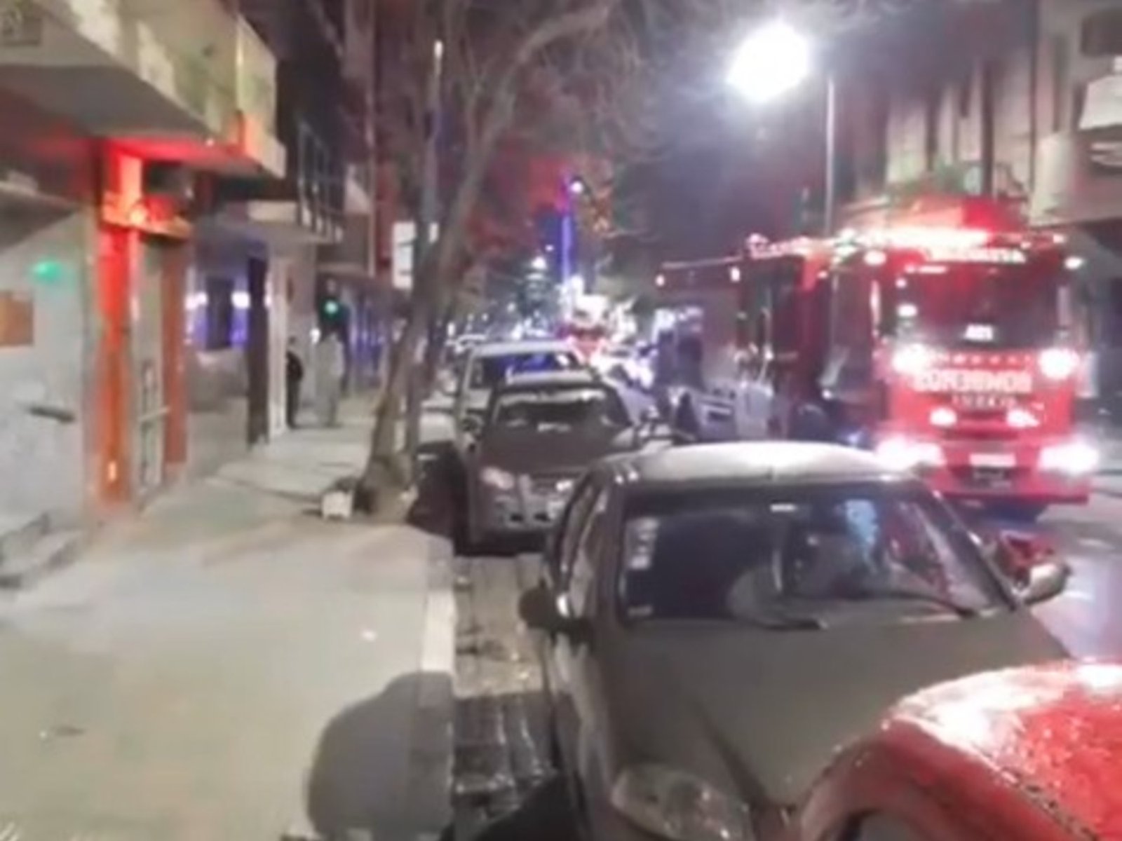 murió una mujer y hay cinco heridos por un incendio en un edificio