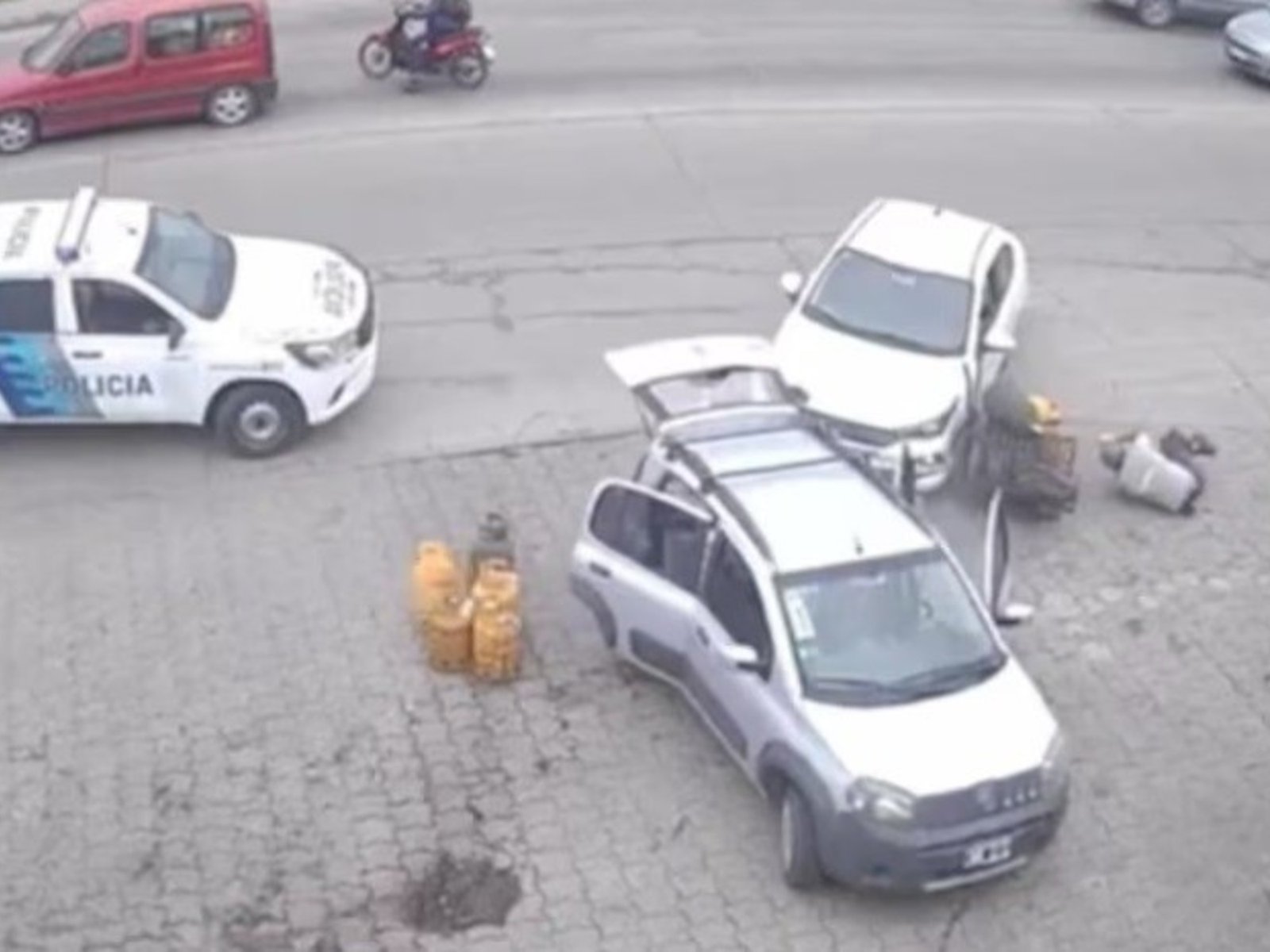 robaron un auto, escaparon marcha atrás y atropellaron a dos hombres mientras la Policía les disparaba