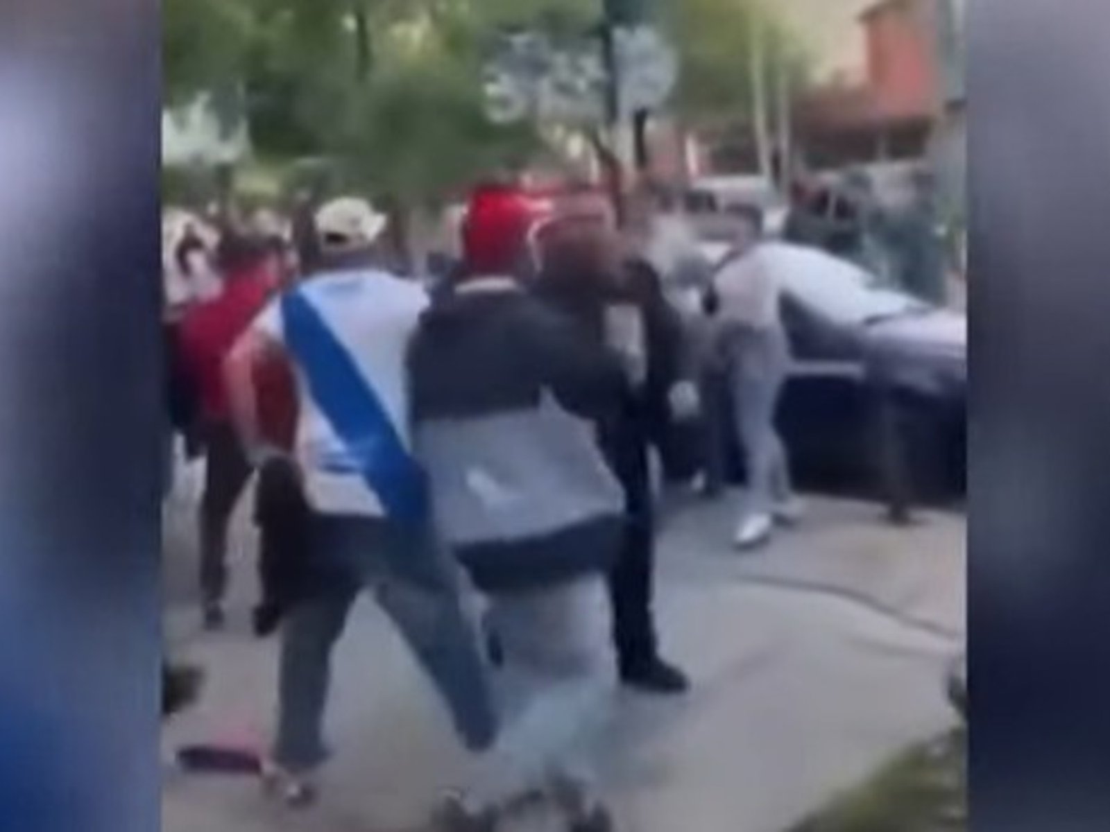 se escucharon disparos y destrozaron autos a media cuadra de una comisaría