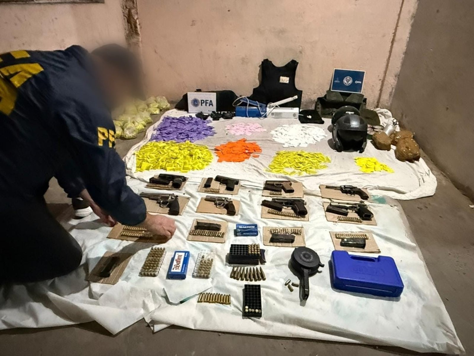 secuestraron drogas y armas escondidas en un desagüe