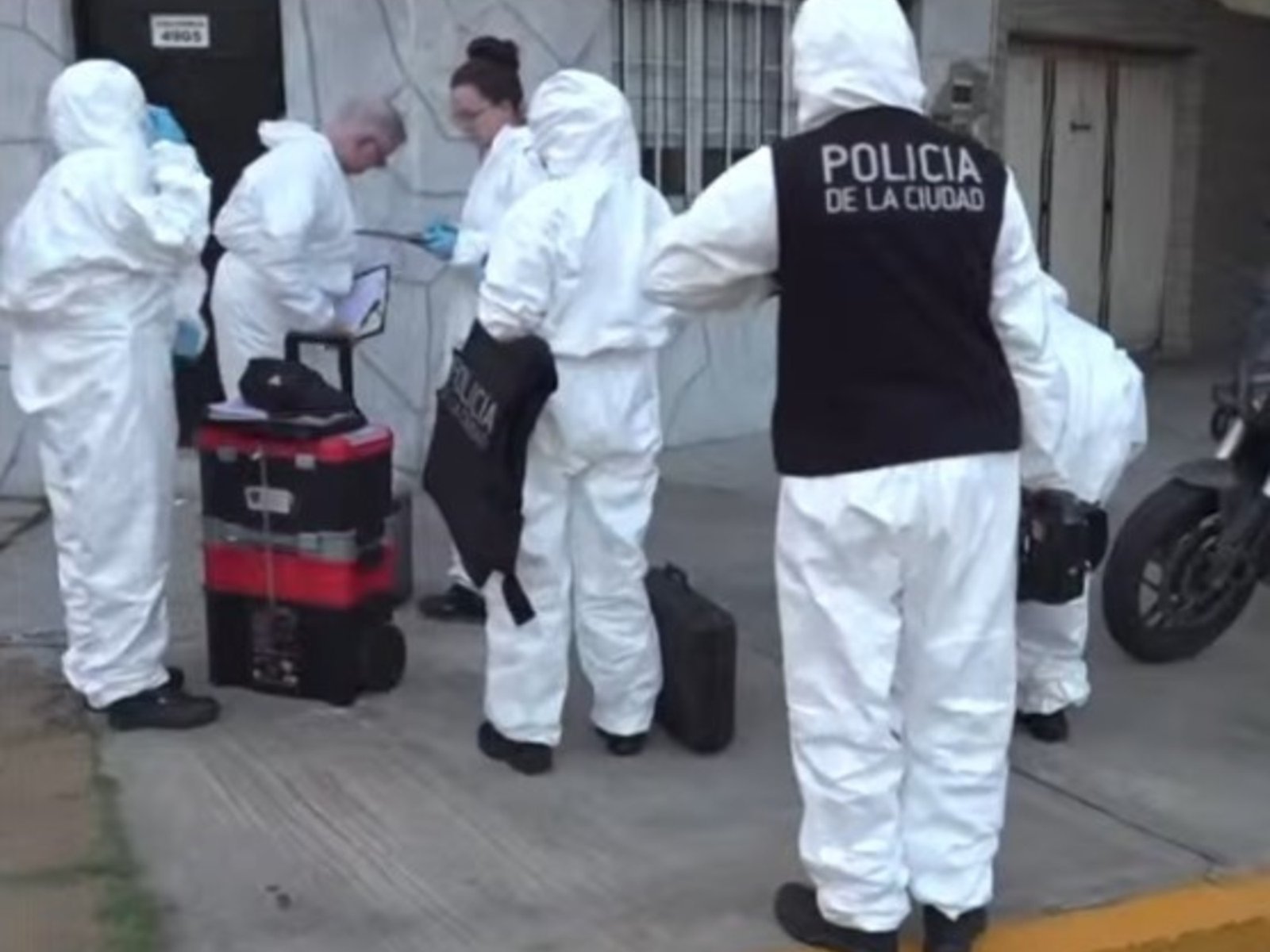 sospechas de femicidio y orden de detención contra su pareja