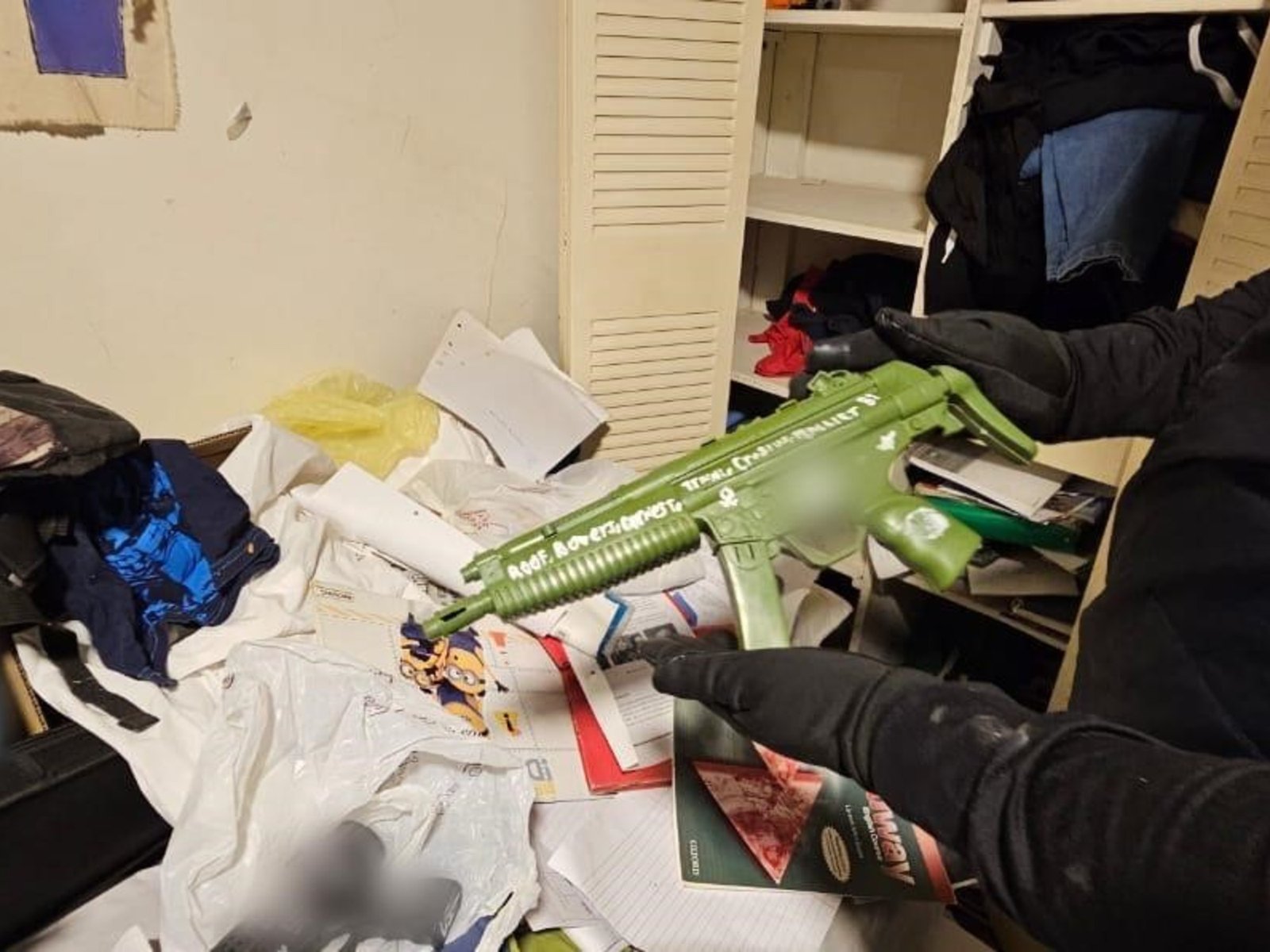 su arsenal, la apología al nazismo y la mención a Anders Breivik