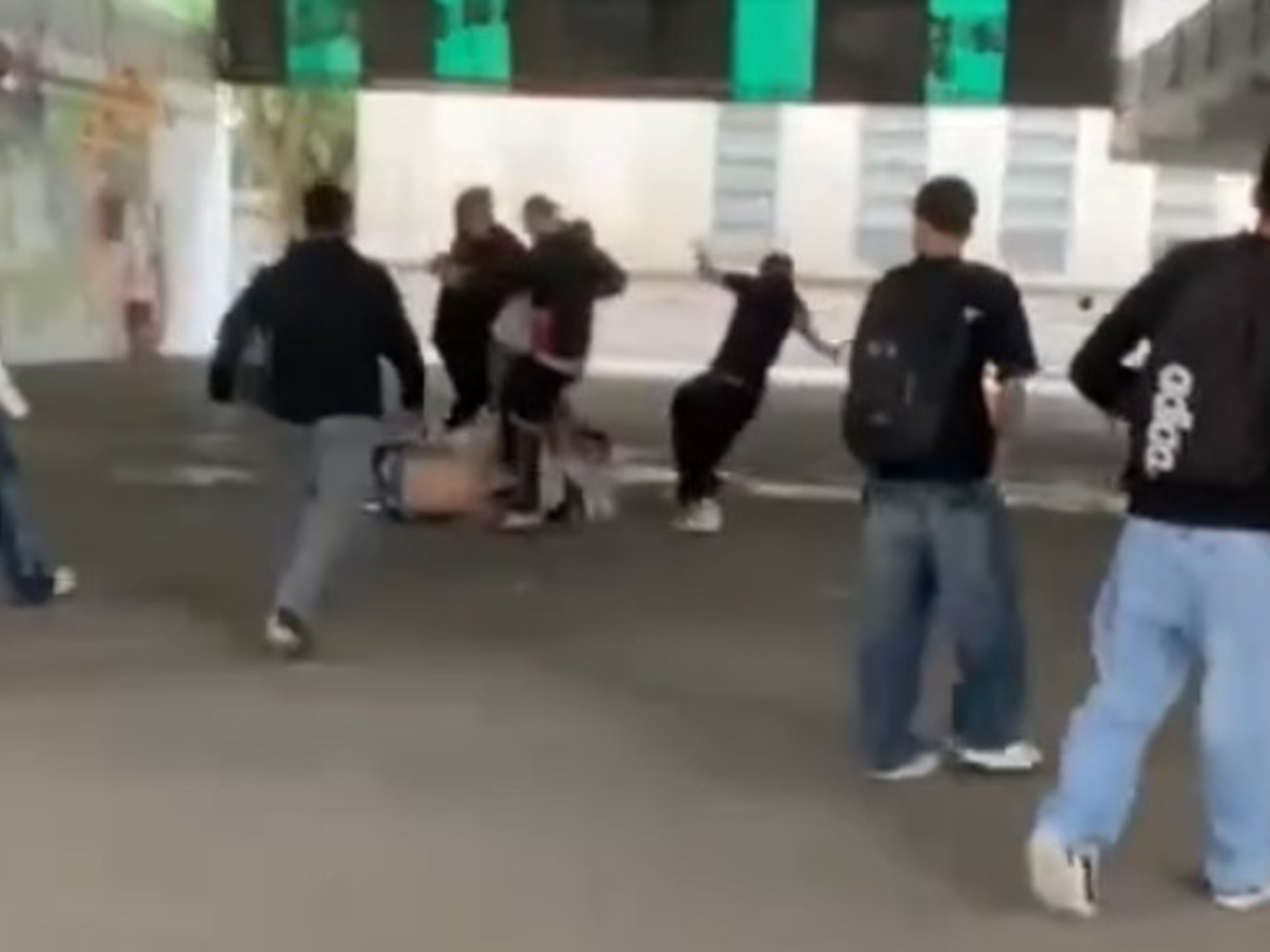 un joven entró al patio, agredió a estudiantes y una preceptora resultó herida