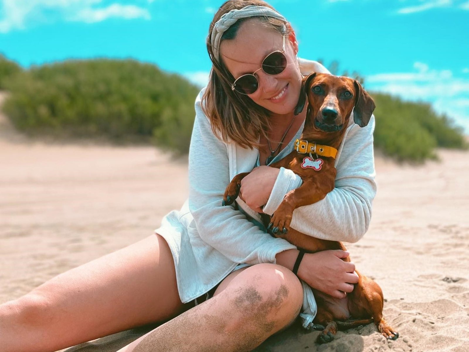 una periodista cayó de un acantilado mientras se sacaba una foto en una escalera en mal estado y murió