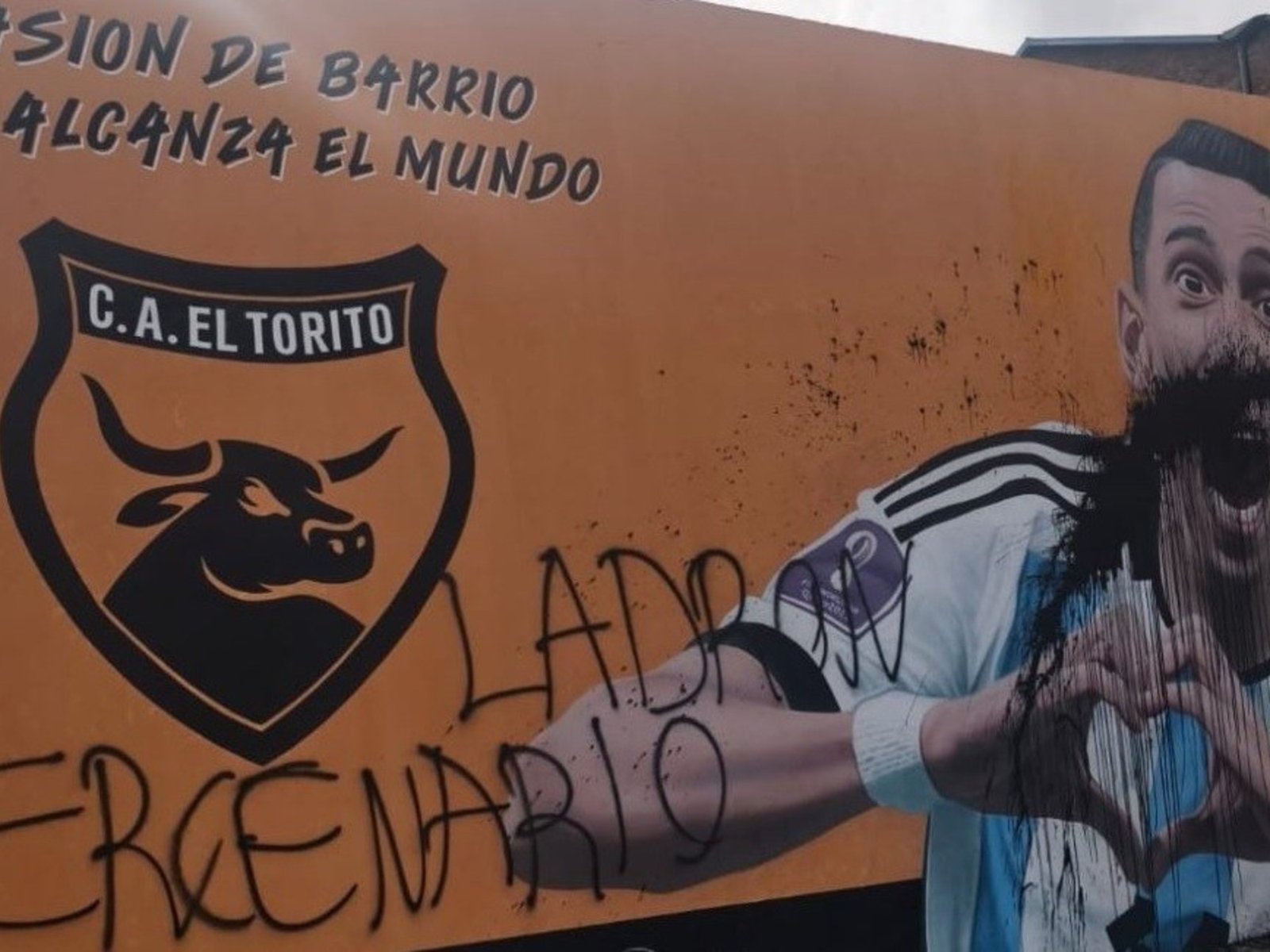 vandalizan un mural de Ángel Di María en Rosario tras el escándalo que inició la AFA con el título a Central