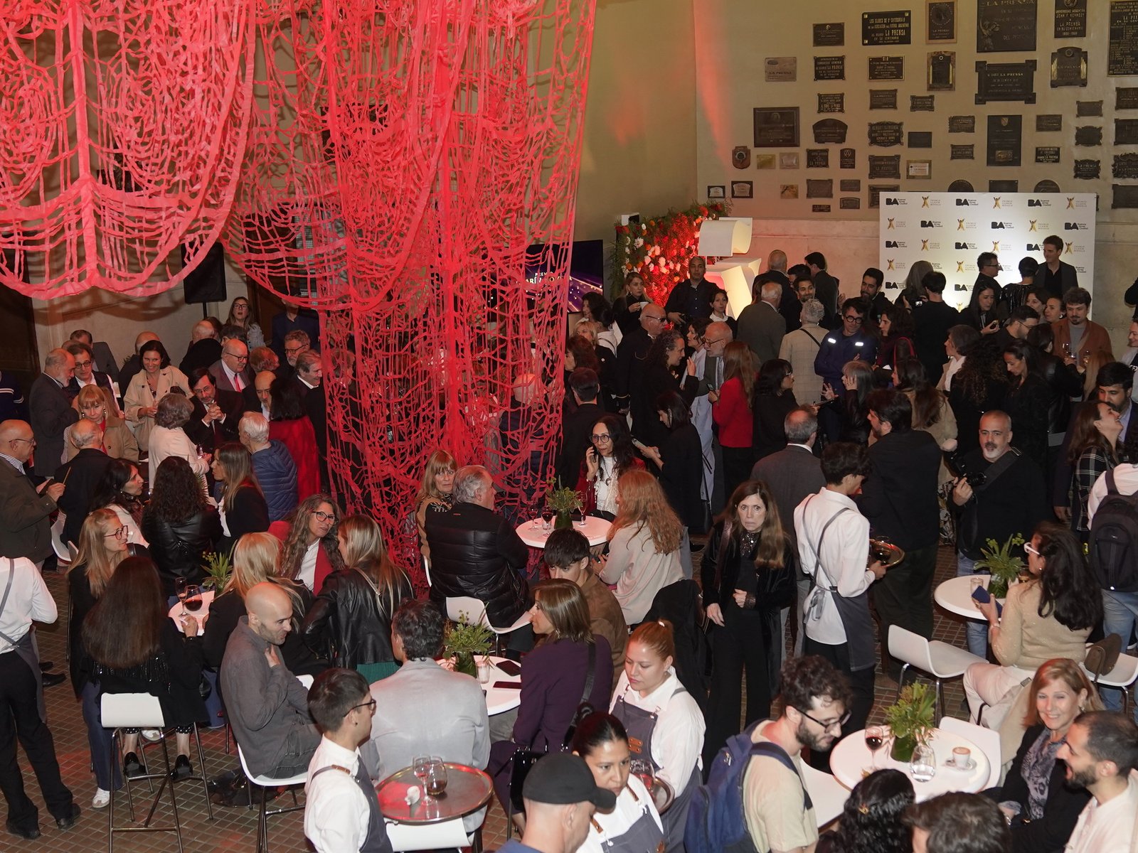 ya arrancó la gala en la Casa de la Cultura y todos esperan conocer la obra ganadora