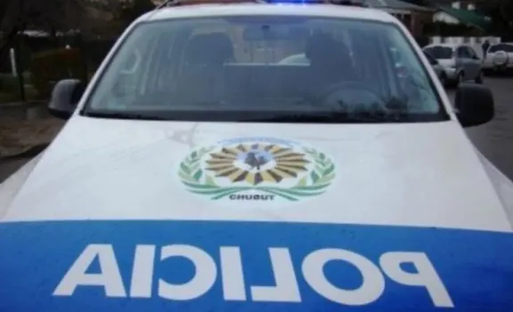 A “mazazos” le rompieron el vidrio del vehículo a comerciante de Trelew para robarle en un semáforo