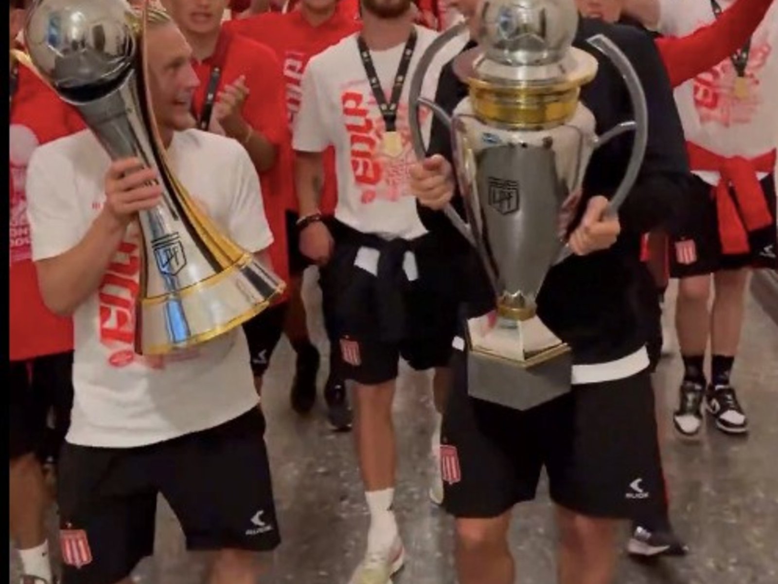 Ahora sí: festejo a todo trapo de Estudiantes en la madrugada platense :: Olé