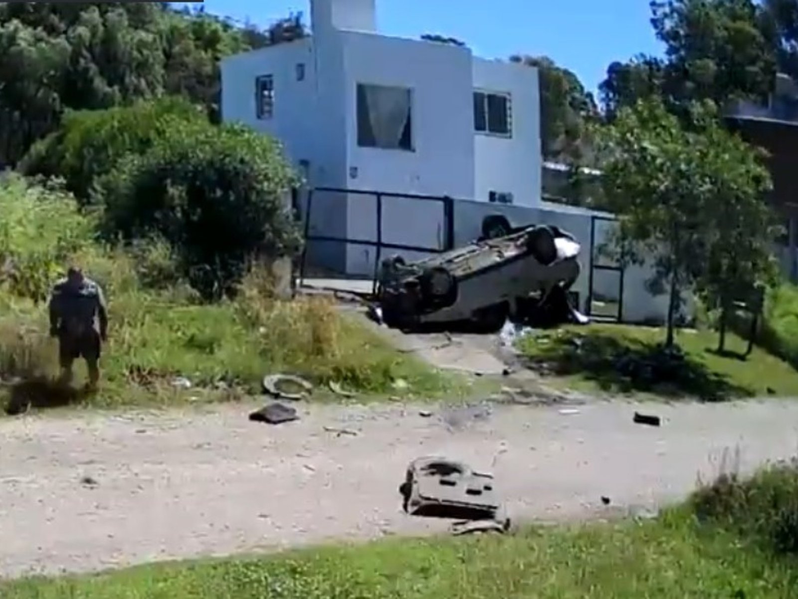 Aparatoso vuelco de un automóvil en el que escapaban dos ladrones roba-ruedas en Mar del Plata