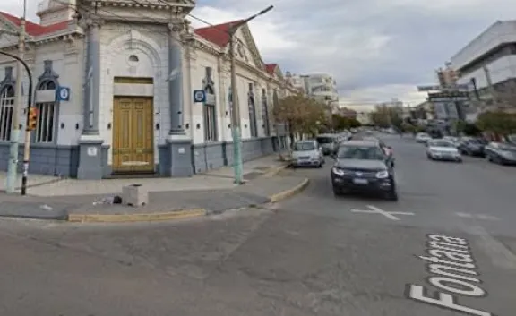 Asaltaron con cuchillo a un albañil en pleno centro de Trelew y le robaron el celular