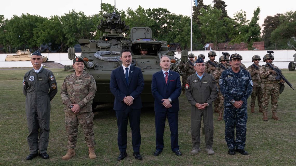 Así llegaron a la Argentina los primeros cuatro vehículos blindados Stryker de Estados Unidos