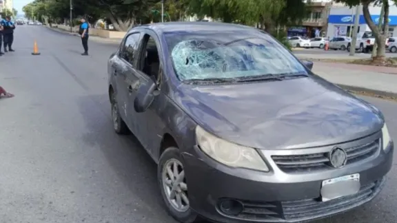 Atropellaron a un hombre mayor a la vista de los vecinos: voló por los aires y está grave