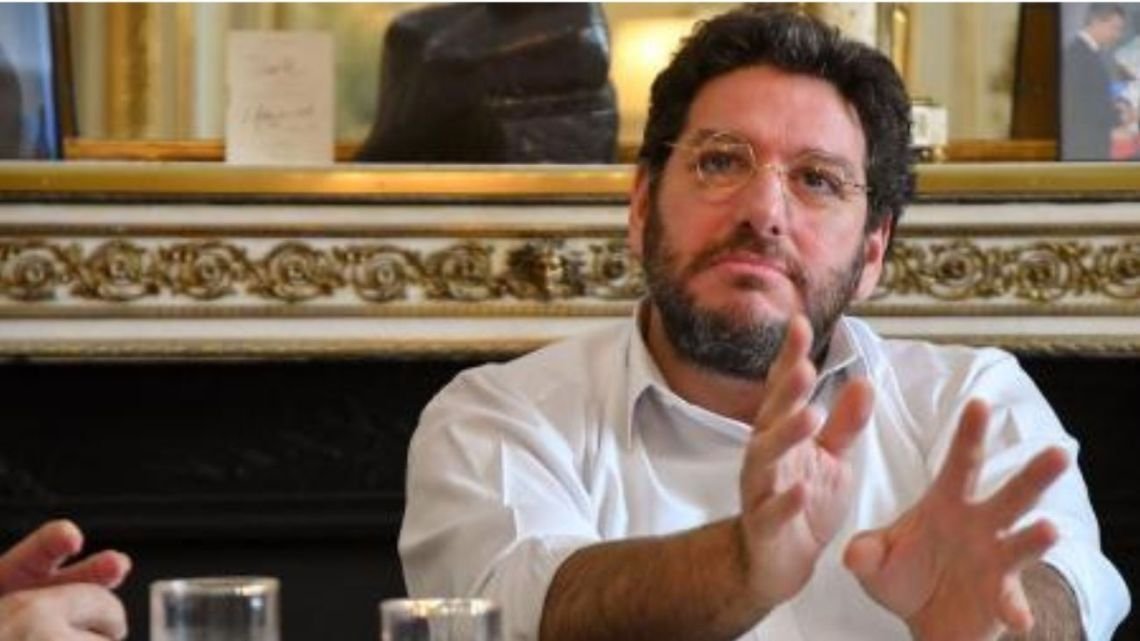 Avelluto: «Lo sorprendente hubiese sido que regalara una encíclica del papa Francisco o los tres tomos de El Capital de Marx»