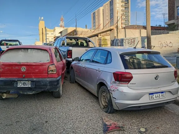 Colisión vehicular múltiple en Rawson 1020: conductor fugó y dejó el auto abandonado