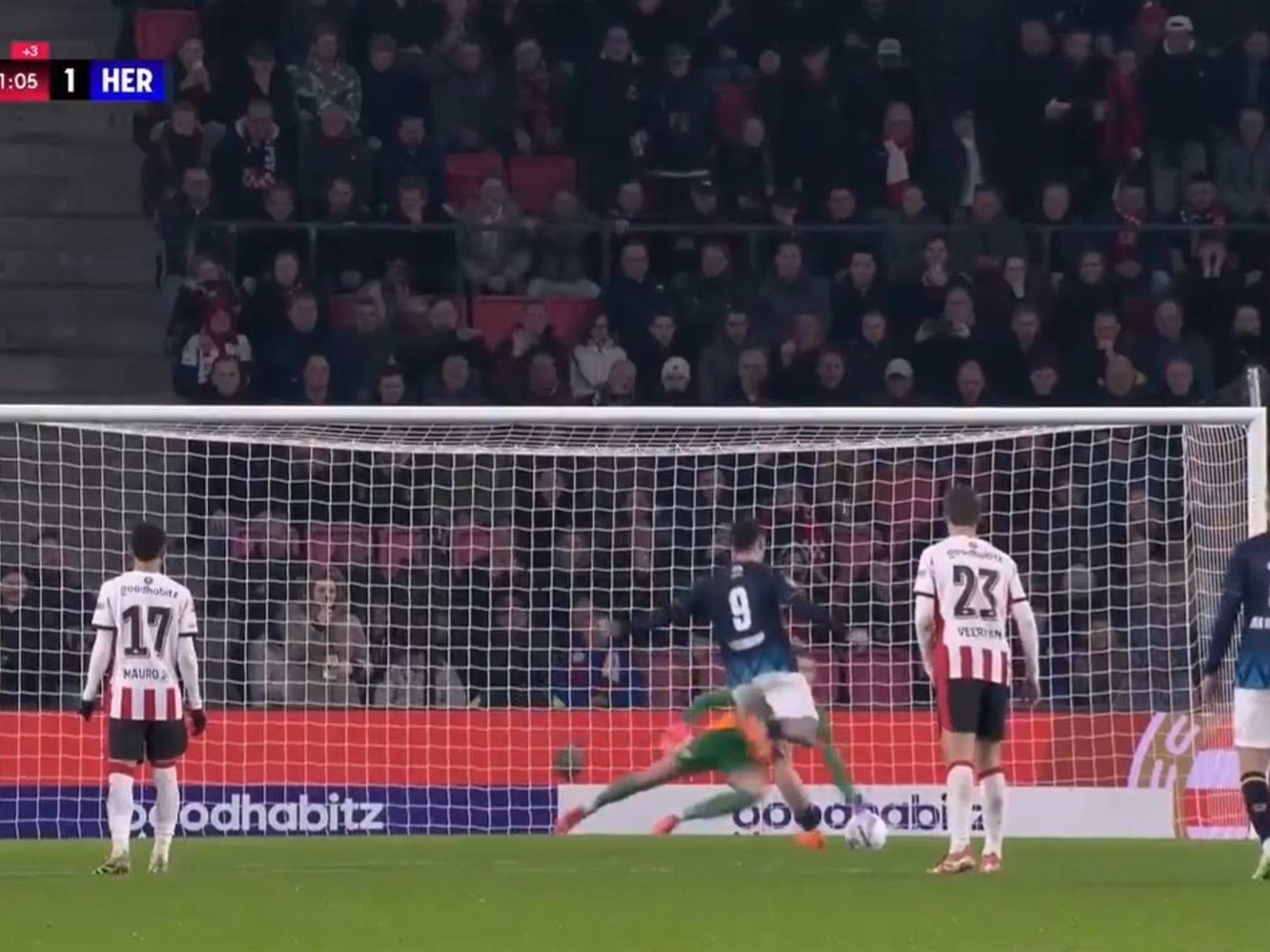 Cómo es la nueva técnica para los penales que desafía las reglas del fútbol y complica a los arqueros