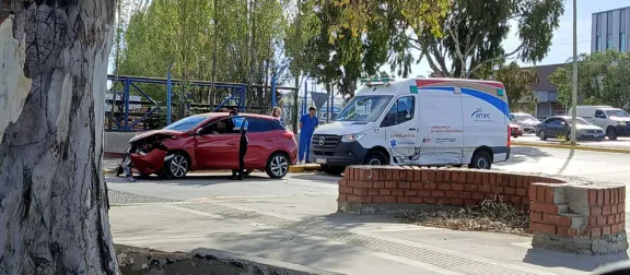 Comodoro: una ambulancia iba a un código rojo y chocó contra un auto