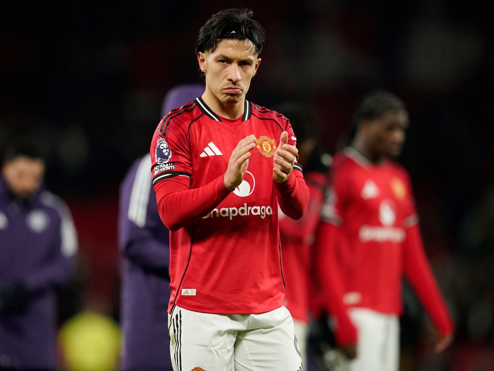 Con Lisandro Martínez titular y capitán, Manchester United empató con el peor equipo de la tabla :: Olé