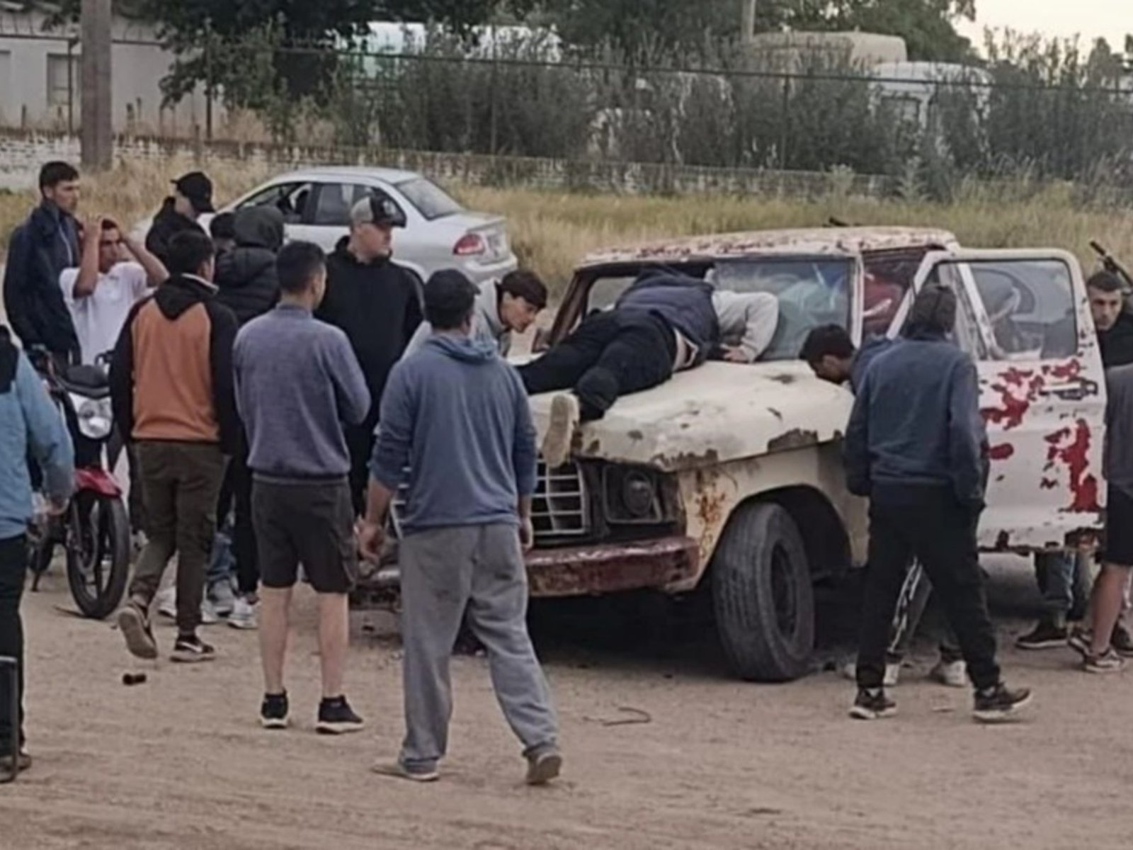 Corría una picada en moto y terminó incrustado en el parabrisas de una vieja Ford F-100